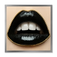 עיצוב אמנות 'שפתי אישה עם שפתון שחור ושרשרת זהב' הדפס אמנות ממוסגר מודרני